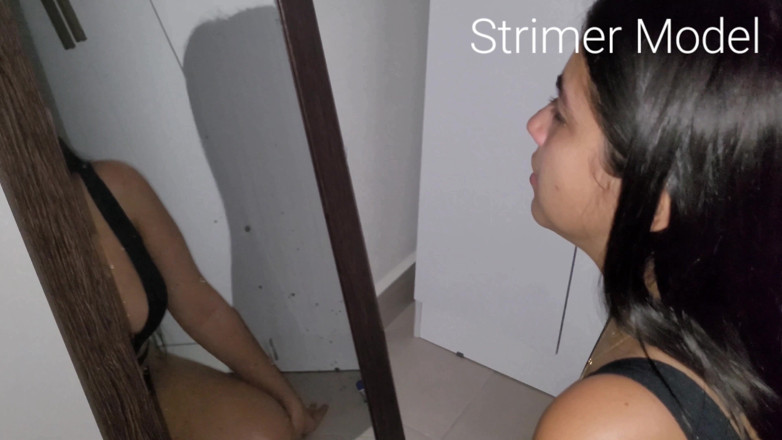 Strimermodel: Bersin di TV dan Cermin