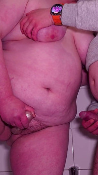 Ma Belle-mère M’a Surpris Sous La Douche - Nous Avons Tous Les Deux Squirté De Façon Incontrôlable