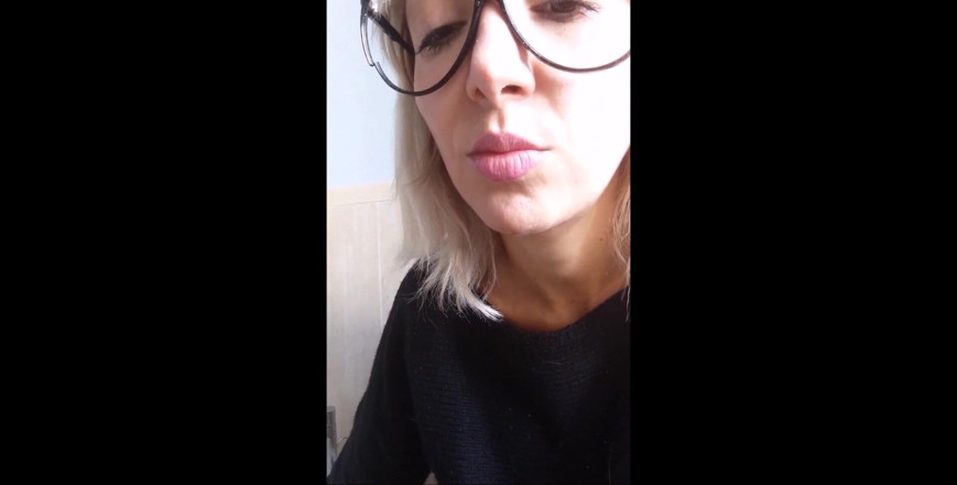 savannahamatoriale: Fetish merokok! Lihat Bagaimana Saya Berehat Diri Saya Di WC...