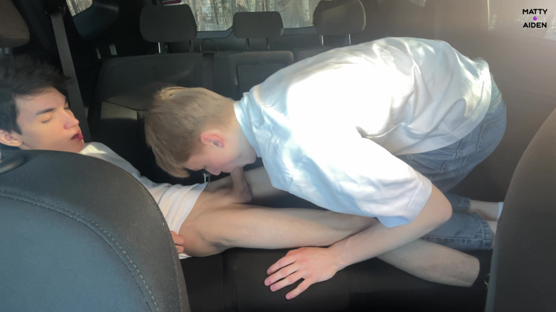Matty And Aiden: Twinks Matty y Aiden divirtiéndose en la parte trasera de...