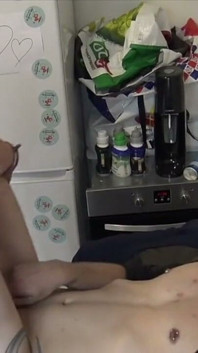 Romainj geneukt door een knappe man met tatoeages