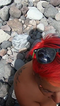 Meine nackte kurzhaarige ehefrau lutscht meinen schwanz im freien an einem strand