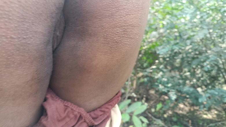 Magilmathi: Sexy krémová kundička v lese venku