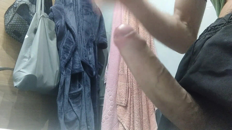 Elvissc: The Handsome Boy with the Huge Dick Wants That Cum...
