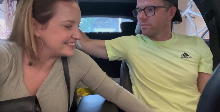 Avril Showers: Heel hard geneukt worden in de auto, met een creampie...