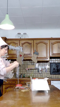 Emmitina velká prsa poskakují v vánoční kuchyni šukání s Terryho tvrdým análním koncem