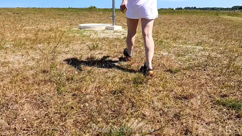 ElsaRixterXXX: Mein mutiger, höschenloser Spaziergang zum strand und zurück - jeder Schritt,...