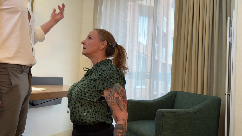 Molly McSquirts: Reiche, prätente MILF musste für ihre stieftochter lutschen und ficken