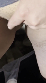 Schovávám se před rodiči v chatrči, abych si to vyhoněl