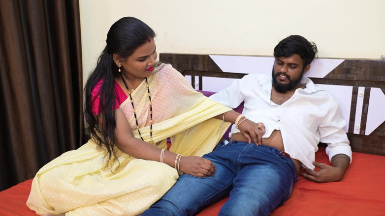 SEXPOSITION69: एक भारतीय तमिल जोड़ा बेडरूम में सेक्स हिंदी ऑडियो के साथ जोरदार चुदाई कर रहा है