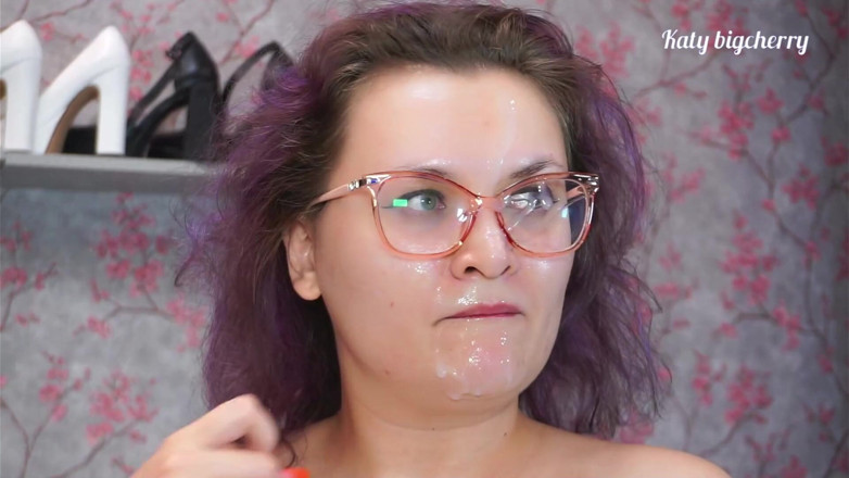 Katybigcherry: Ze spuit op zijn pik en likt hem dan