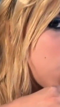 Sexy latina blondýna Lorena kundička creampie a výstřik na obličej