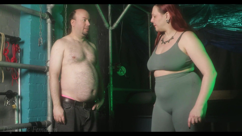 Domestic femdom: Divine Domino руйнує слабкі рожеві трусики