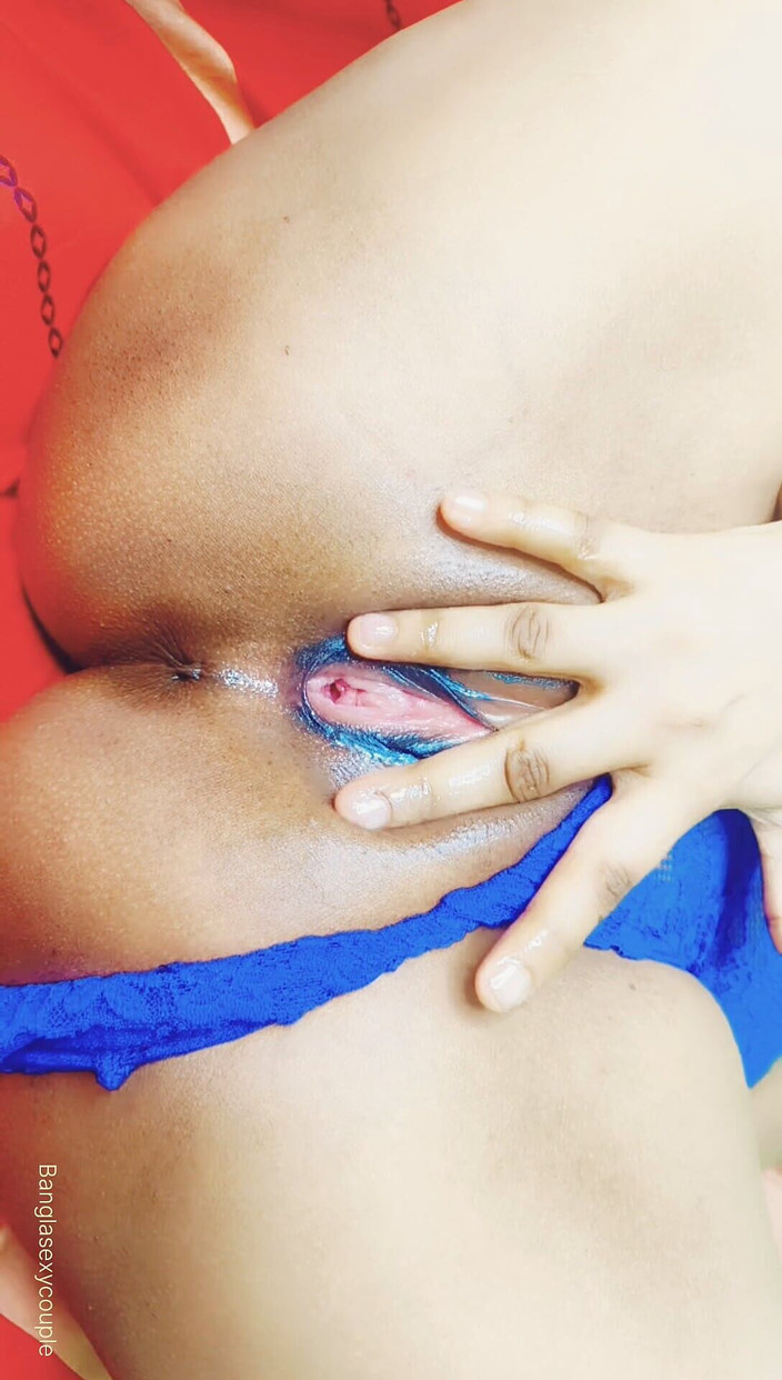 Banglasexycouple: 漂亮女人手淫阴户