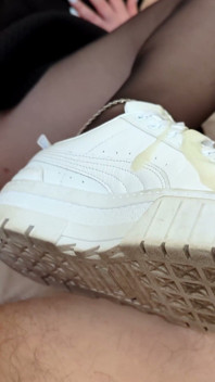 Paja de zapatos en plataforma de zapatillas y pantimedias negras - Dame Olga