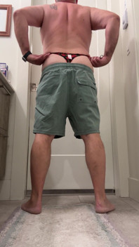 Ik hou ervan dat je mijn korte broek naar beneden trekt en op mijn kontgaatje naar de stad gaat