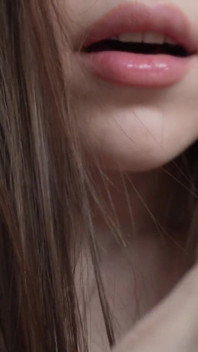 Une demi-sœur vêtue de bas se masturbe et lèche ses pieds - fétichisme des pieds en solo et nylon