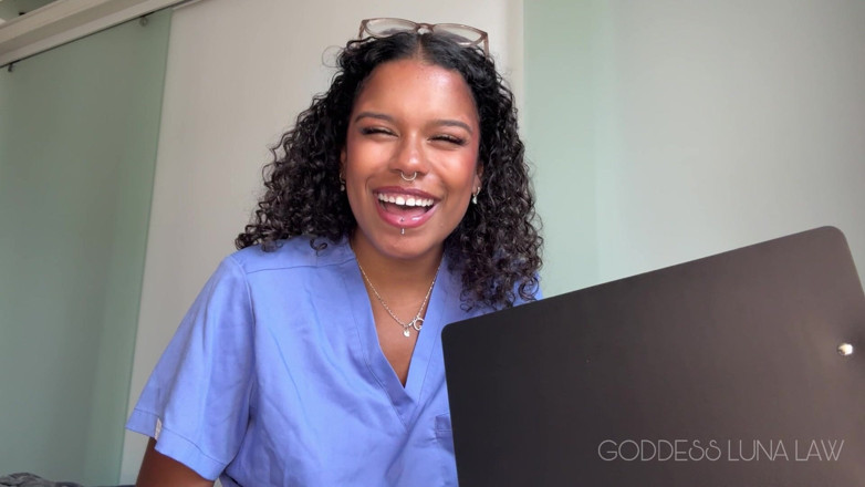 Goddess Luna Law: Mikropenis Diagnose ebenholz-krankenschwester göttin luna law macht ihre untersuchung in...