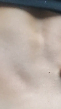 Beni ıssız bir yerde sikiyor ve beni bir fahişe gibi sikiyor, bir jet spermle götümü su basıyor.
