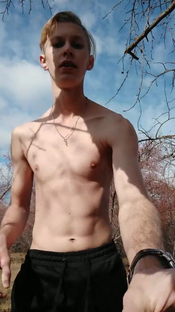 Dick Boys Studio: Chlap přistižen při honění v parku