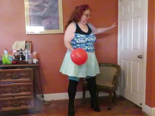 BBW nurse Vicki adventures with friends: 护士Vicki穿着迷你裙、性感丝袜和高跟鞋玩弄橡胶球