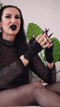 La strega con le unghie lunghe mette un incantesimo su di te