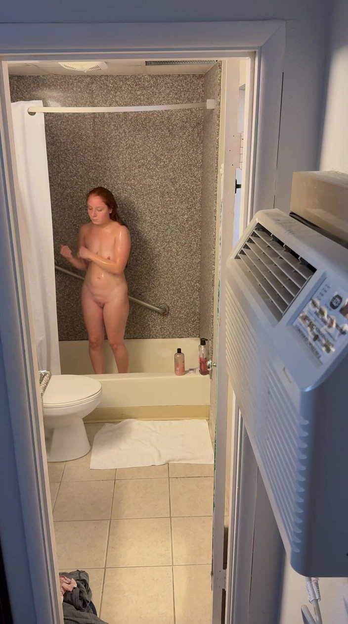 LilRedKinkQueen: Zrzka se svléká a sprchuje