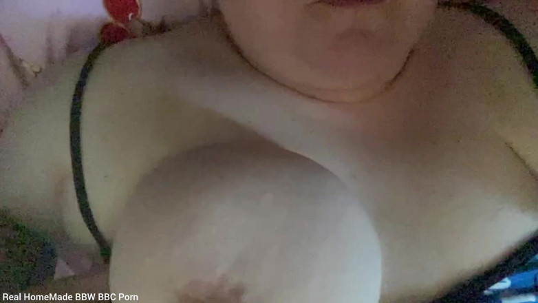 Real homemade BBW BBC porn: Ich quetscht meine großen möpse und lutscht meine nippel