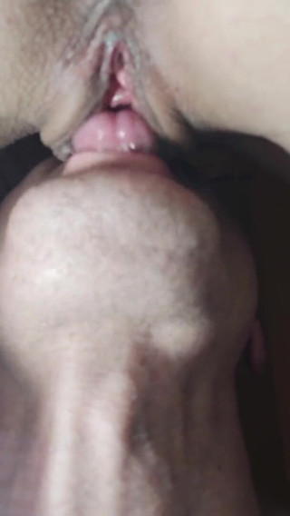 Wet Pussy Fuck: Lízání kundičky zblízka - tato kundička je velmi mokrá a kape...