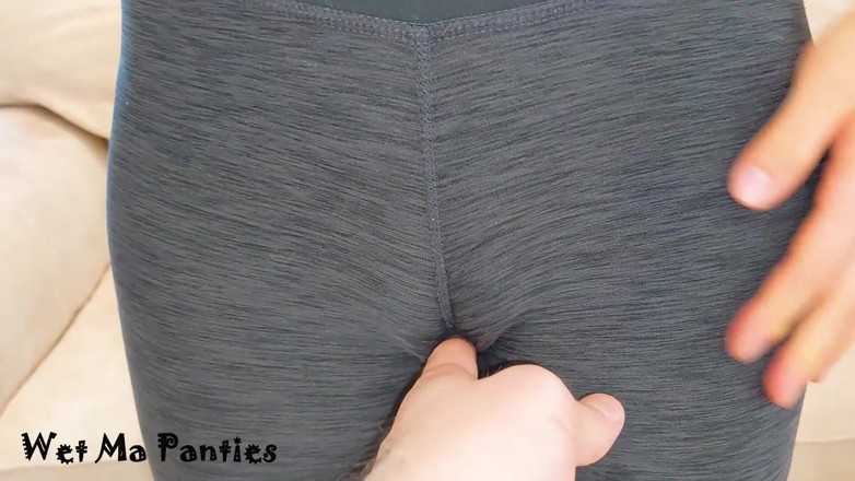 Wet ma panties: Heiße stiefschwester neckt ihn mit ihrer neuen yogahose !! Teil 1