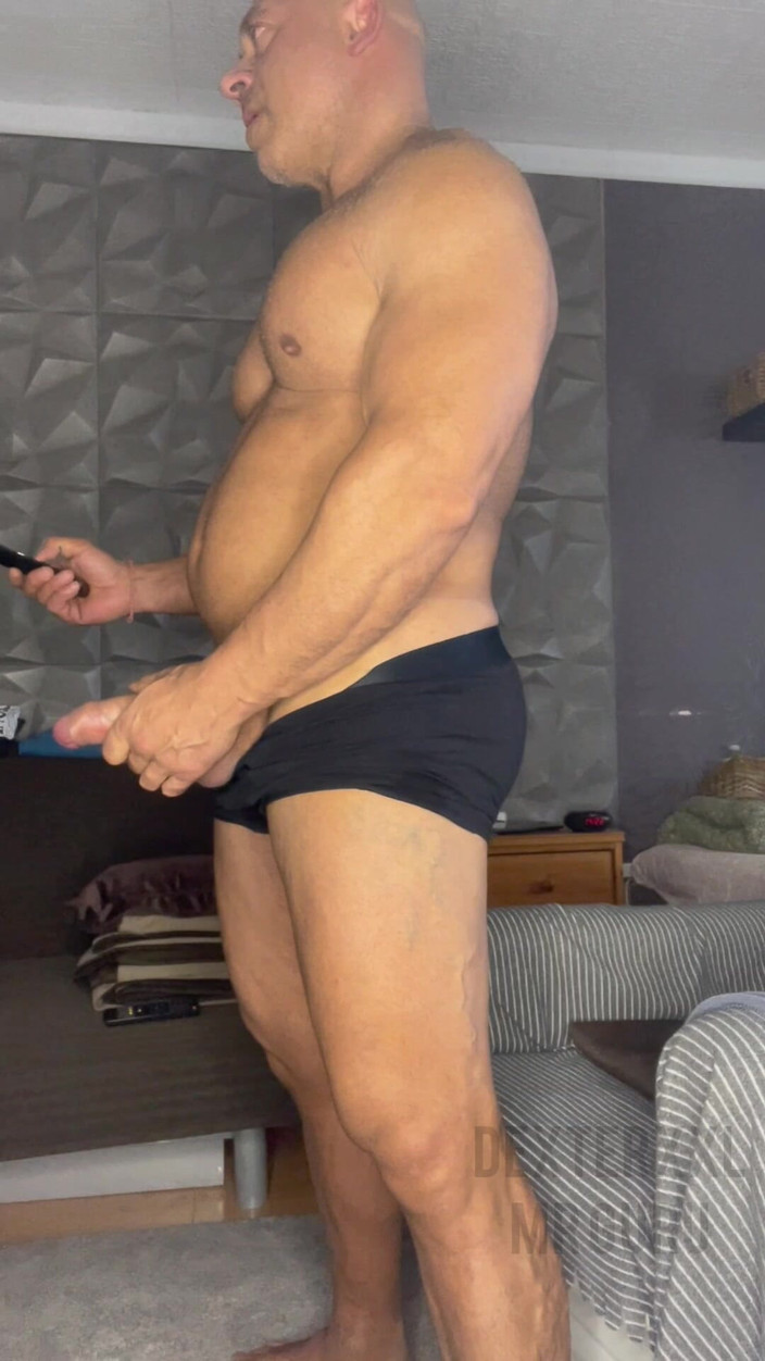 Mr. Guru: Sega in biancheria intima. Il signor guru culturista si sega...