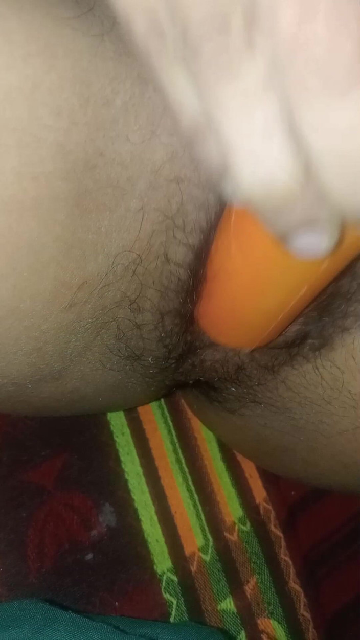 Desi Lusty Cooules01: La ragazza del villaggio indiana prova le cose dentro i...