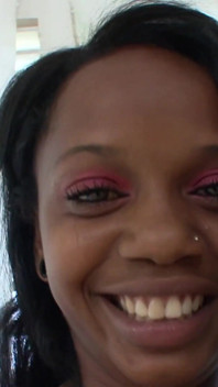 Une petite black à gros cul prend une grosse bite