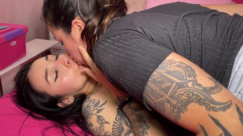 Sweetkimmi: Lesby s velkým zadkem si akrobaticky kouří zadek