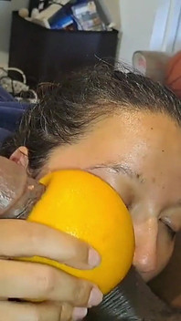 Vild engelsk BBW suger BBC Nata4sex Bollar strök hans kuk med grapefrukt