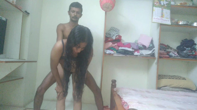 Telugu Couple: 真正的印度妻子德西风格的口交在卧室