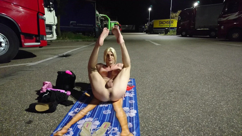 sweetfeet29: Desnuda por los camioneros