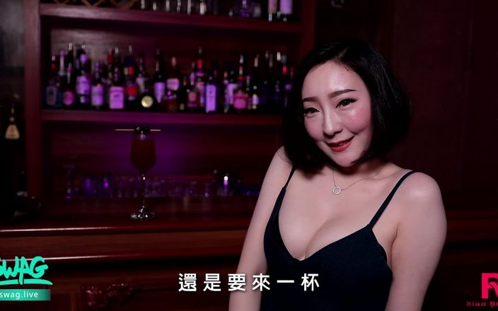 SWAG.live: Asyalı süper ateşli kız barda soyunuyor