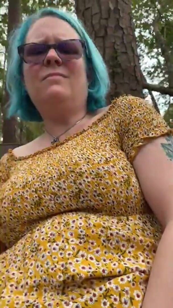 Hot potato girl: Fingering myself in a park