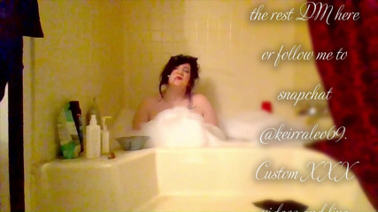 Keirra and Leo: Hot BBW smoking in the tub