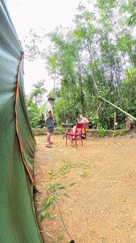 Extraños teniendo sexo en un campamento público.