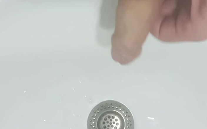 Sexaddicting123: 穿着短裤的大精液，呻吟和硬隆起