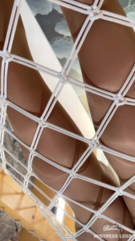 Hamak kölesi naylon kaplı tanrıça külotlu çorap ve külotun içinden yalıyor