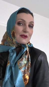 Sfilata di moda velo di raso, velo di raso e giacca di pelle, ISTRUZIONI per lady victoria valente
