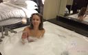 ATK Girlfriends: Vacanță virtuală în Las Vegas cu Liza Rowe 1/3