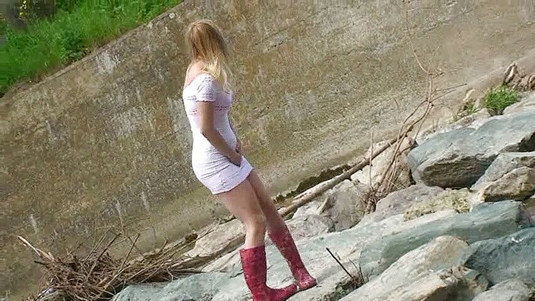 Femdom Austria: Loira mijando ao ar livre em um rio