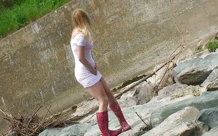 Femdom Austria: Blondýnka chčije venku v řece
