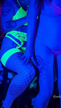 Seks lesbian panas di bilik UV