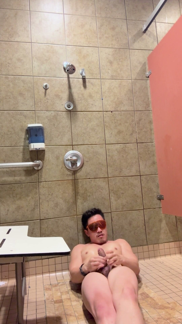 Barenakedmuscles: Barenakedmuscles posee la ducha del gimnasio - pecas, v-taper, culo apretado,...