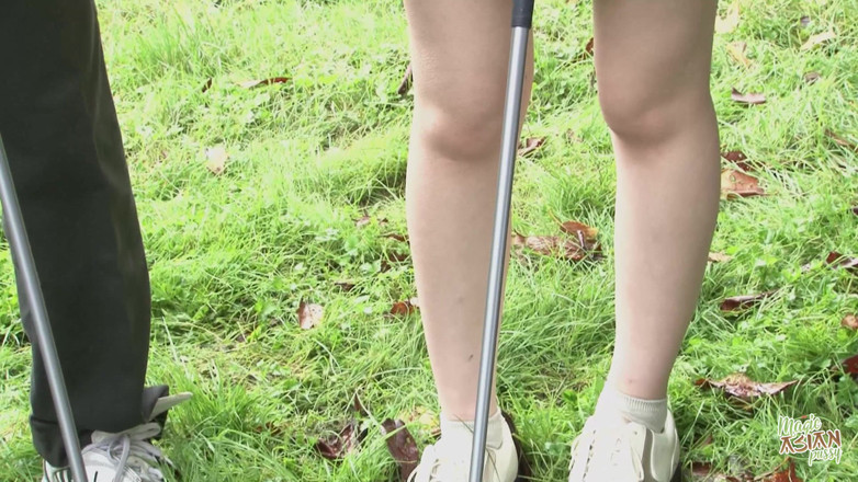 Magic Asian Pussy: Hari lain bermain golf dan mengisap untuk pria super seksi...